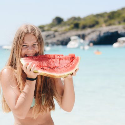 Comiendo sandia en Cala Turqueta